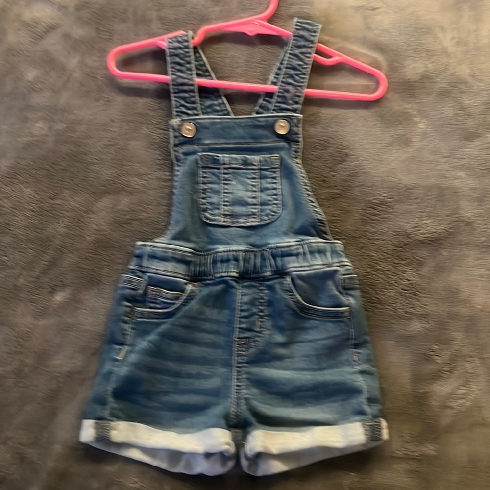 Super cute bib shorts.